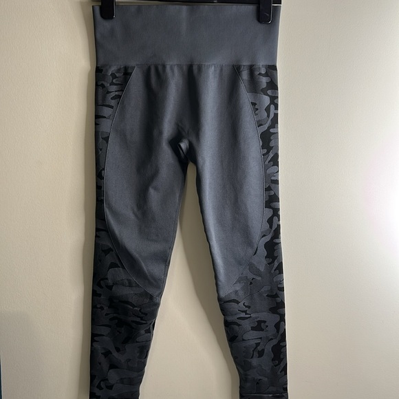 Zyia Seamless Camo High Waist 7/8 Performance Leggings size large - Picture 11 of 12